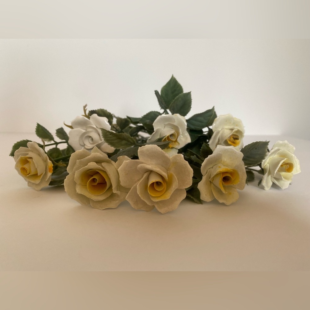 Vintage porcelain white roses / faux flowers - Picture 3 of 15